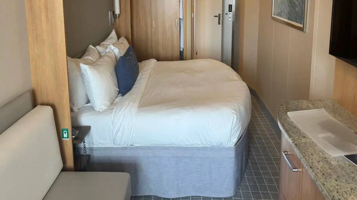 “Create Extra Room: Explore Carnival Cruise Line’s Ingenious Cabin Trick with Magnetic Hooks”