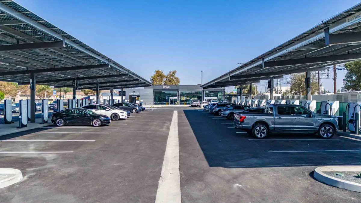 “Transforming Refueling: A Groundbreaking Startup Redefines EV Charging Hubs”